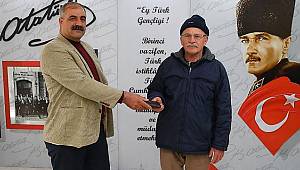 Belediye işçisi bulduğu cüzdanı sahibine teslim etti