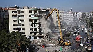 Bostanlı'daki yatık binalarda ilk yıkım başladı 
