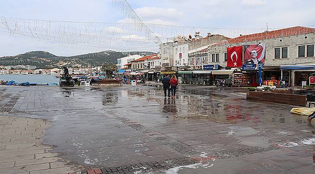 Foça'da Sokaklar Boşaldı Şarkılar Balıklara Kaldı