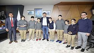 Genç mucitlerden yaya geçidi projesi