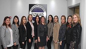 İZİKAD'ta bayrak değişimi