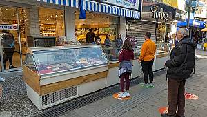 İzmir'de sosyal mesafe için zemin çıkartmaları devrede 