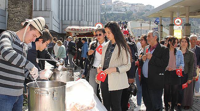 Saadet'li Gençler Çanakkale ruhuna üzüm hoşafı ve ekmek dağıttı 