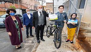 Başkan Soyer'den çocuklara sürpriz ziyaret