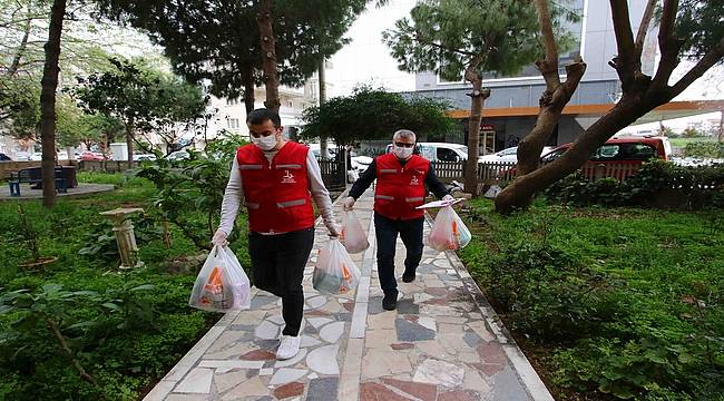 Bayraklı Belediyesi zor günlerde de vatandaşın yanında 