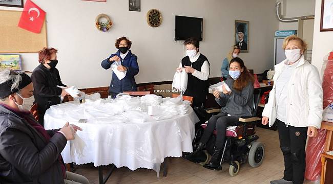 Foça'da Engelli Ve Gönüllü Kadınlar Çalışanlar İçin Maske Üretiyor 