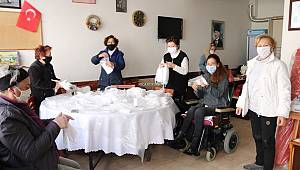 Foça'da Engelli Ve Gönüllü Kadınlar Çalışanlar İçin Maske Üretiyor