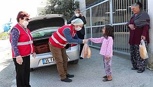 Foça'da Vatandaş Evinde Kızılay Kapısında