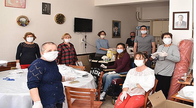 Foçalı kadınlardan günde 1000 maske