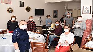 Foçalı kadınlardan günde 1000 maske
