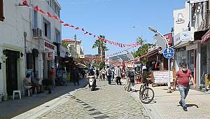 Havalar ısındı Foça canlandı