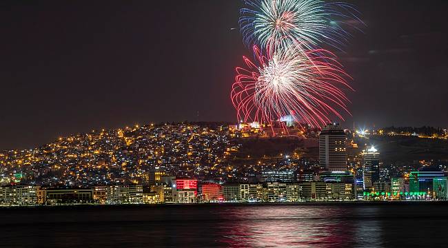 İzmir'de yüzüncü yıl coşkusuyla yer gök aydınlandı 