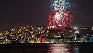 İzmir'de yüzüncü yıl coşkusuyla yer gök aydınlandı