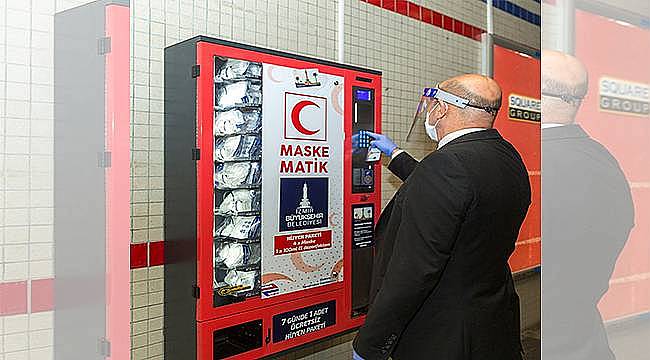 İzmir'in metro istasyonlarında maskematik dönemi  