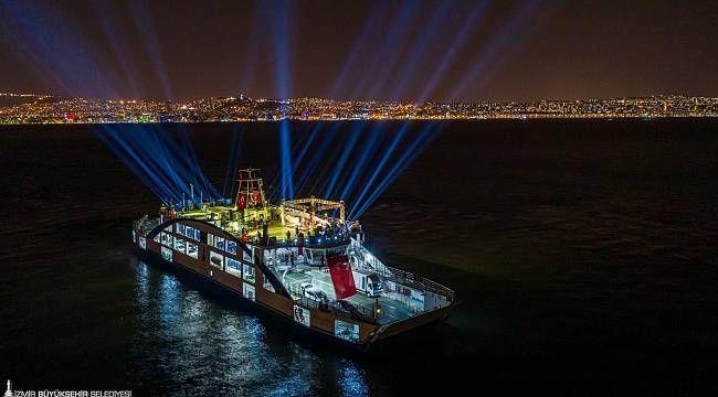 İzmir Körfezi'nde tarihi yüzüncü yıl konseri 