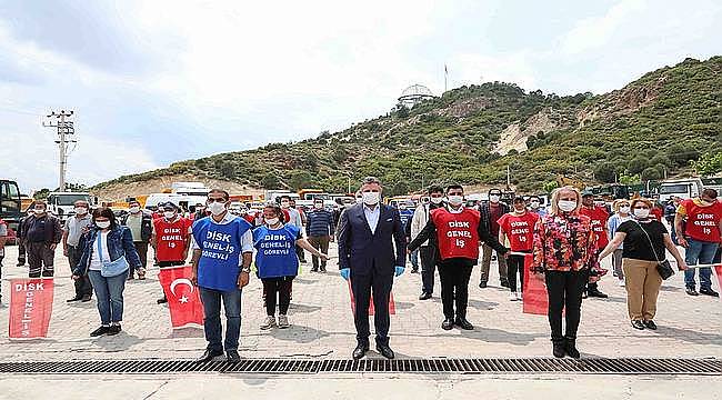 Bayraklı'da sosyal mesafeli 1 Mayıs kutlaması  