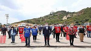 Bayraklı'da sosyal mesafeli 1 Mayıs kutlaması