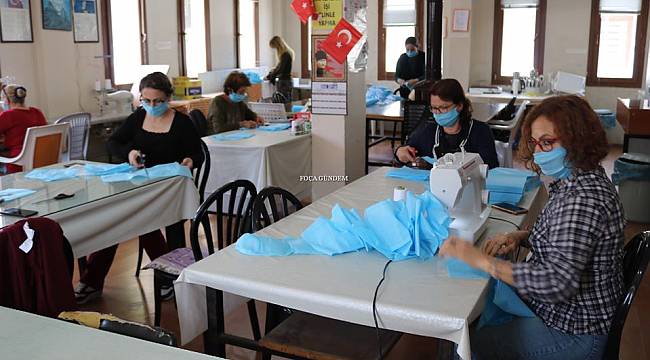 Foça'da Gönüllü Öğretmenlerden Kamu Çalışanlarına 10 Bin Maske 