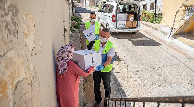 İzmir'deki mültecilere hijyen ve gıda paketi desteği 