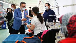 Konak'ta çalışan annelere karanfilli kutlama