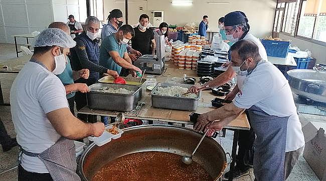 Menemen Belediyesinden ihtiyaç sahiplerine yemek ikramı 