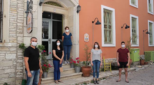 Sağlık çalışanı bir buçuk ay konuk edildiği otelden evine alkışlarla uğurlandı 