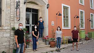 Sağlık çalışanı bir buçuk ay konuk edildiği otelden evine alkışlarla uğurlandı