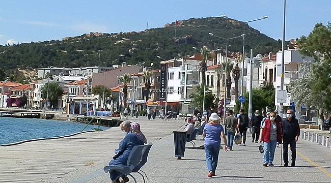  65 yaş üstü vatandaşlar Foça'da sahil keyfi yaptı!