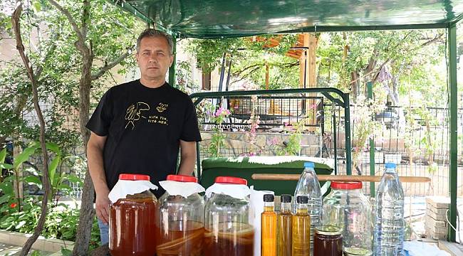 Foça'da Emekli Deniz Astsubayı Baldan Sirke Üretiyor