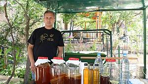 Foça'da Emekli Deniz Astsubayı Baldan Sirke Üretiyor