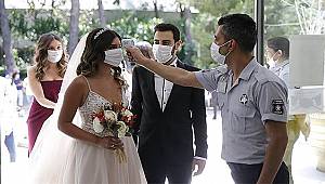 Konak'ta yeni normalleşmede ilk nikahlar kıyıldı 