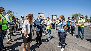 Başkan Soyer Büyükşehir çalışanlarıyla bayramlaştı 