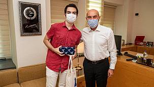 Başkan Soyer YKS Türkiye birincisini ağırladı 