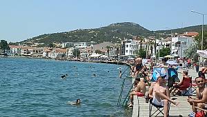 Foça'da halk denize hücum etti