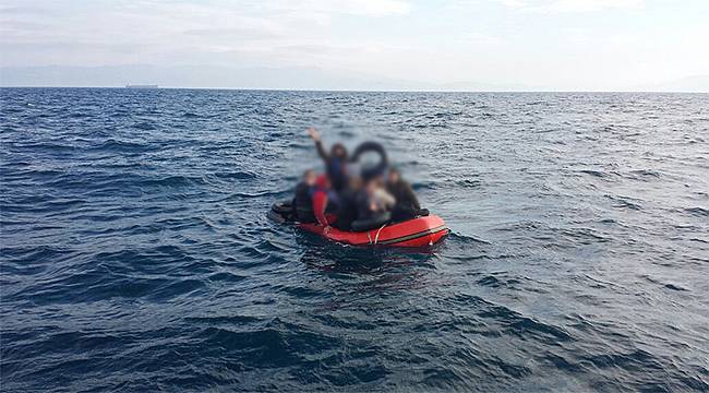 Foça önlerinde can salı içinde 26 düzensiz göçmen kurtarıldı 