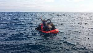 Foça önlerinde can salı içinde 26 düzensiz göçmen kurtarıldı 