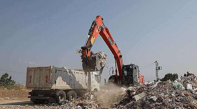 Gaziemir Belediyesi iki günde 40 kamyon moloz topladı 