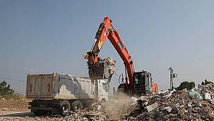 Gaziemir Belediyesi iki günde 40 kamyon moloz topladı 