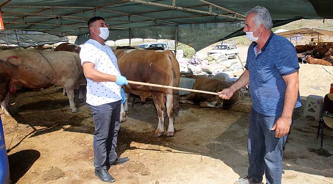 Karabağlar'da sosyal mesafeli satış 