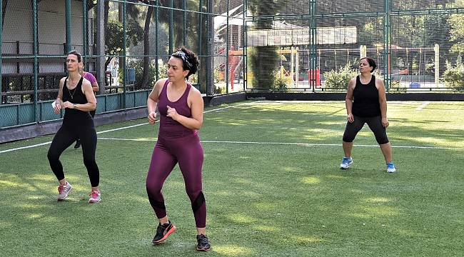 Zumba dersleri açık alanda 