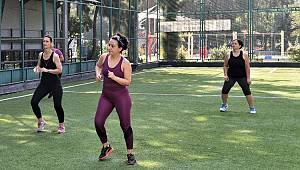 Zumba dersleri açık alanda 