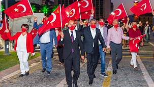 Başkan Soyer, Zafer Bayramı Korteji'ne katıldı 