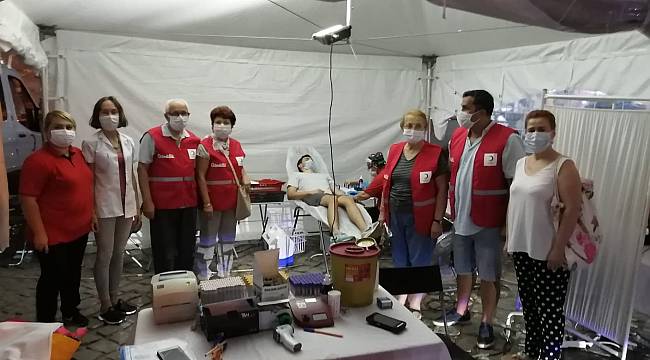 Foça'dan Kızılay'a 56 ünite kan bağışı 