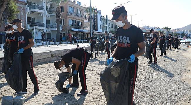 Asker Sivil El Ele Foça'da Denizi ve Koyları Temizledi 