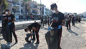 Asker Sivil El Ele Foça'da Denizi ve Koyları Temizledi 