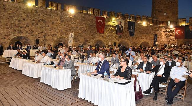 Başkan Soyer Çandarlı Kalesi'ndeki meclis toplantısında konuştu: 