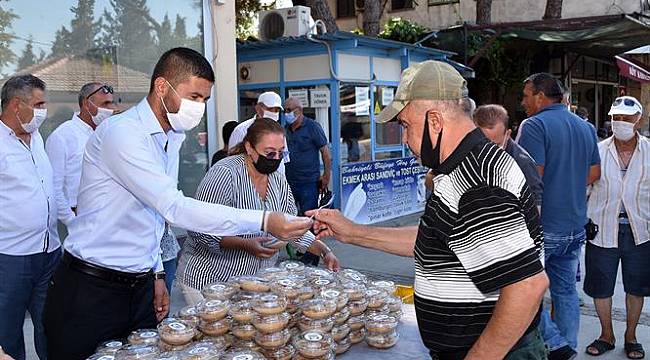 Foça Belediyesi'nden aşure ikramı 