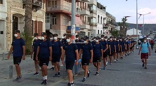 Jandarma Akademisi öğrencileri Foça'yı marşlarla halk onları alkışlarla selamladı 