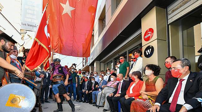 Kemeraltı'nda 9 Eylül coşkusu: Efeler zeybek oynadı! - 