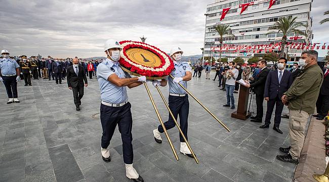 Cumhuriyet Bayramı kutlamaları çelenk töreniyle başladı 